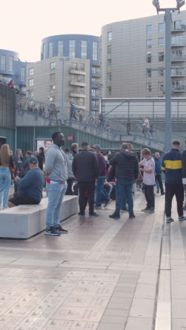 Vertikales-Video-Des-Emirates-Stadium-Home-Ground-Arsenal-Football-Club-London-Mit-Fans-Am-2.-Spieltag